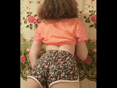 ❤️ Sexet ung babe laver en striptease ved at filme sine shorts på kamera ❌ Sex video at da.teatroporno.ru ❌❤