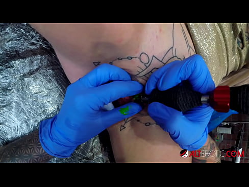❤️ Ekstremt tatoveret hottie Sully Savage fik en tatovering på sin klitoris ❌ Sex video at da.teatroporno.ru ❌❤